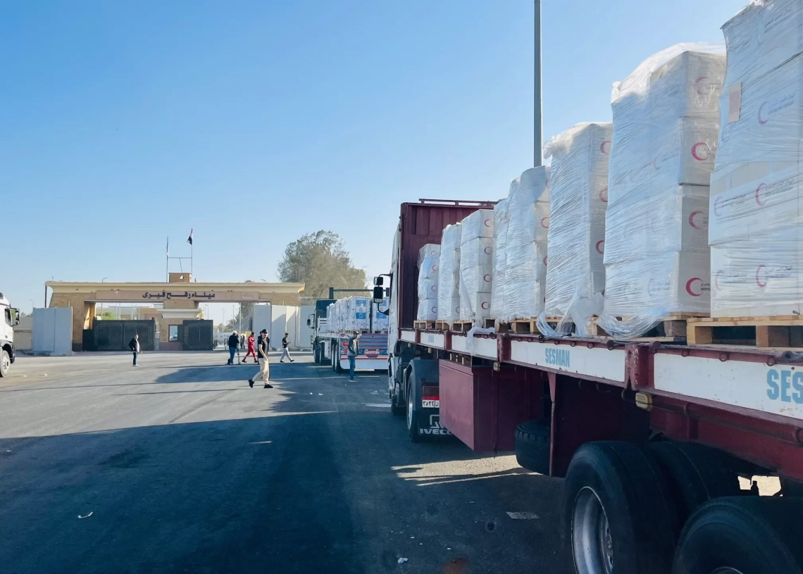 الهلال الأحمر المصرى يدفع بالقافلة 58 لأهل غزة