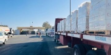 الهلال الأحمر المصرى يدفع بالقافلة 58 لأهل غزة