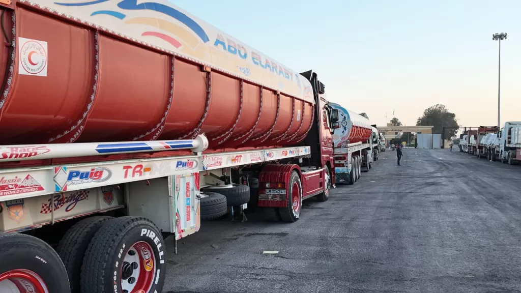 الدفع بـ 7500 طن مساعدات إنسانية وبترولية للقطاع عبر كرم أبو سالم 23 - جريدة المساء شاحنات المواد البترولية