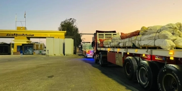 الهلال الأحمر المصرى يدفع بزاد العزة 60 لأهل غزة