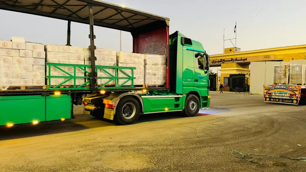 قوافل العطاء مستمرة لدعم الأشقاء.. الهلال الأحمر يدخل 9800 طن مساعدات إلى غزة 27 - جريدة المساء