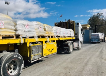 الهلال الأحمر المصرى يدفع بزاد العزة الـ 53 لأهل غزة