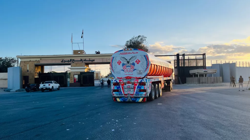 الهلال الأحمر يدفع بـ 8500 طن مساعدات إنسانية وبترولية إلى غزة 23 - جريدة المساء