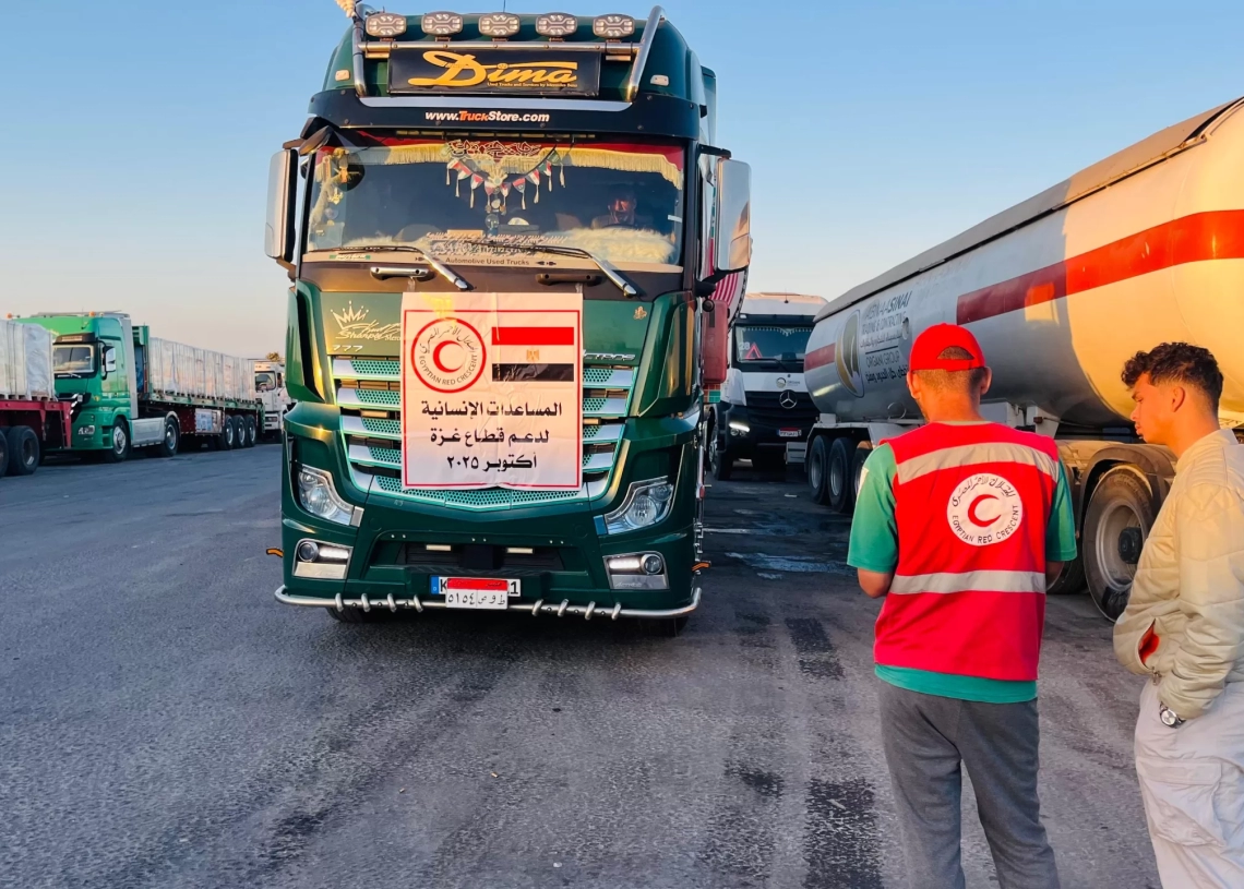 الهلال الأحمر يدفع بأكثر من 10 آلاف طن مساعدات إنسانية وبترولية إلى غزة 18 - جريدة المساء الهلال الأحمر المصرى يدفع بزاد العزة فى يوم جديد إلى غزة