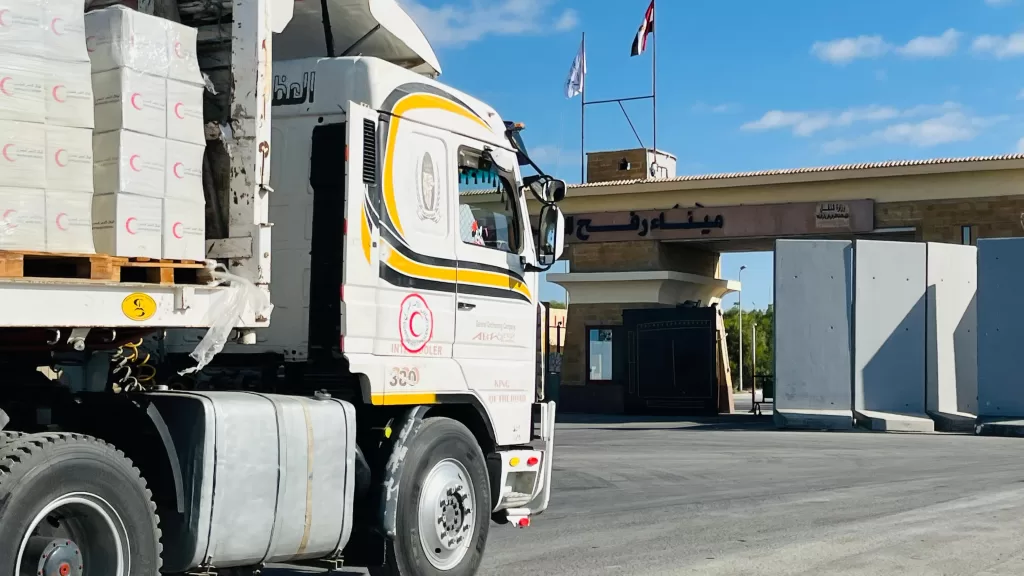 الدفع بأكثر من 400 شاحنة تحمل 9700 طن مساعدات إنسانية وبترولية إلى غزة 23 - جريدة المساء