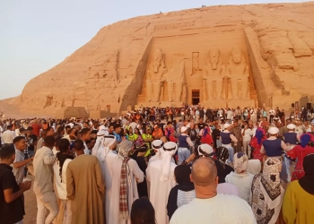 تعامد الشمس على وجه رمسيس الثاني بأبو سمبل يجذب آلاف الزوار عالميًا 17 - جريدة المساء