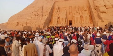 تعامد الشمس على وجه رمسيس الثاني بأبو سمبل يجذب آلاف الزوار عالميًا 9 - جريدة المساء