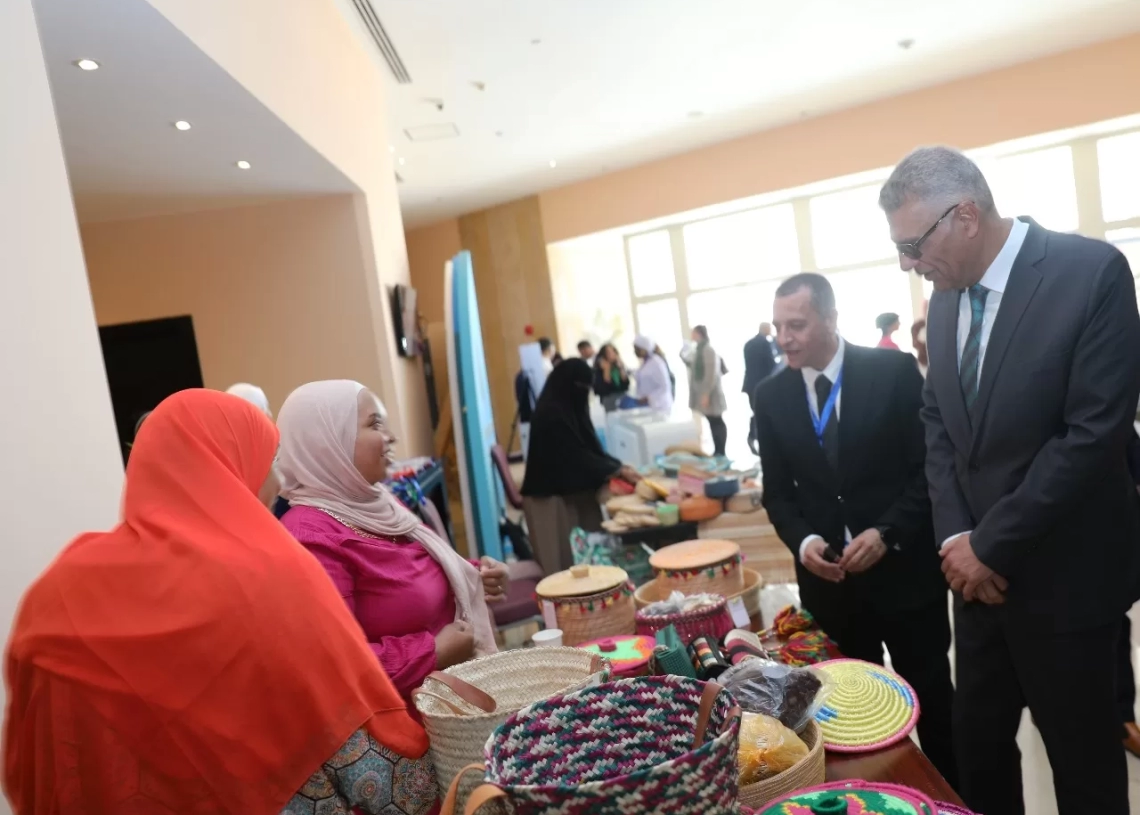 محافظ أسوان يتفقد معرض المشغولات والمنتجات البيئية على هامش منتدى السلام والتنمية 15 - جريدة المساء