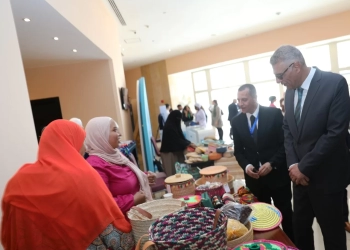 محافظ أسوان يتفقد معرض المشغولات والمنتجات البيئية على هامش منتدى السلام والتنمية 21 - جريدة المساء