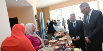 محافظ أسوان يتفقد معرض المشغولات والمنتجات البيئية على هامش منتدى السلام والتنمية 1 - جريدة المساء