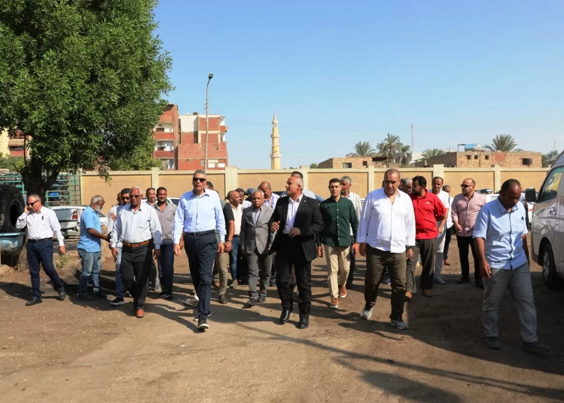 محافظ أسوان يوجه برصف المنطقة المخصصة لإنتظار جرارات القصب قبل إنطلاق موسم العصير فى يناير القادم 19 - جريدة المساء