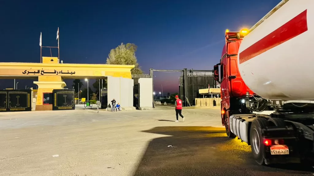 الهلال الأحمر المصرى يدخل 300 ألف سلة غذائية ومواد بترولية إلى غزة 27 - جريدة المساء
