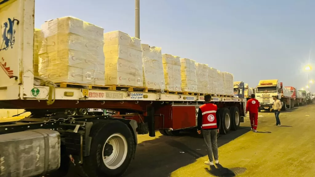 الهلال الأحمر المصرى يدخل 300 ألف سلة غذائية ومواد بترولية إلى غزة 31 - جريدة المساء