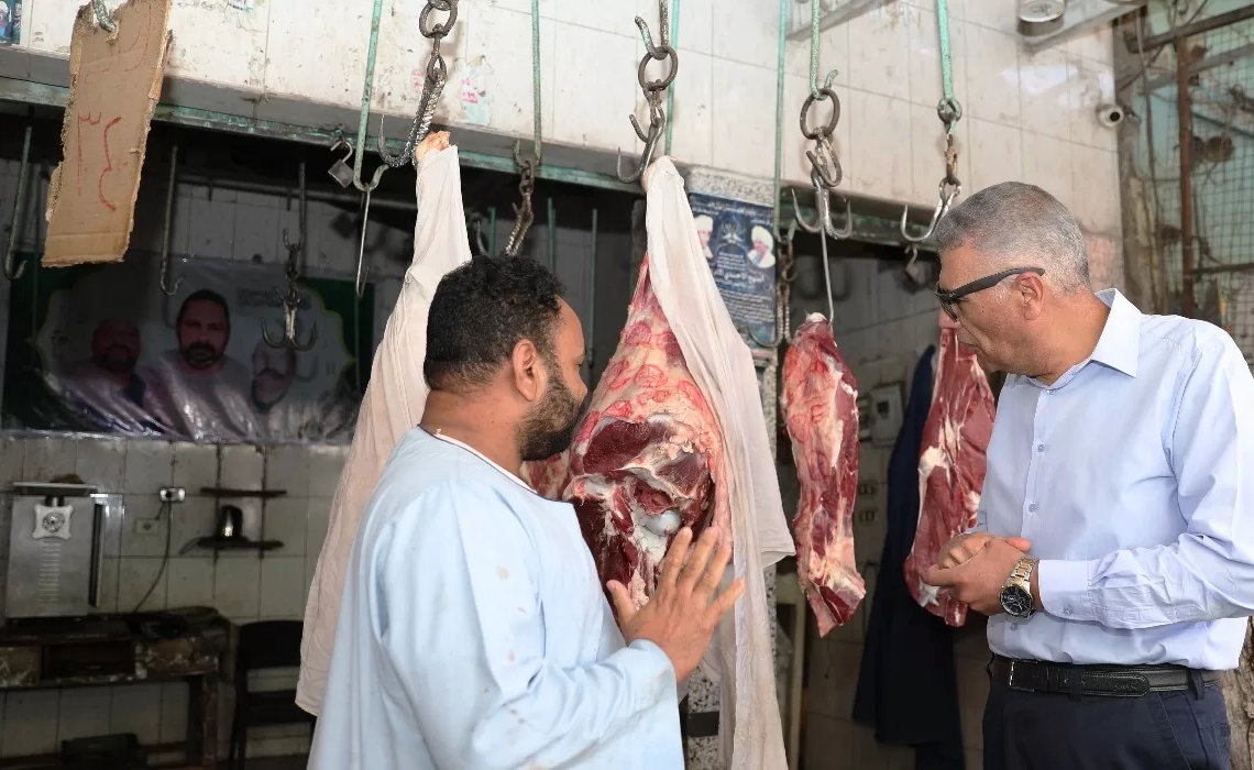 جولة مفاجئة لمحافظ أسوان بكوم أمبو لمتابعة حركة البيع والشراء وضبط الأسواق 19 - جريدة المساء