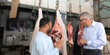 جولة مفاجئة لمحافظ أسوان بكوم أمبو لمتابعة حركة البيع والشراء وضبط الأسواق 1 - جريدة المساء
