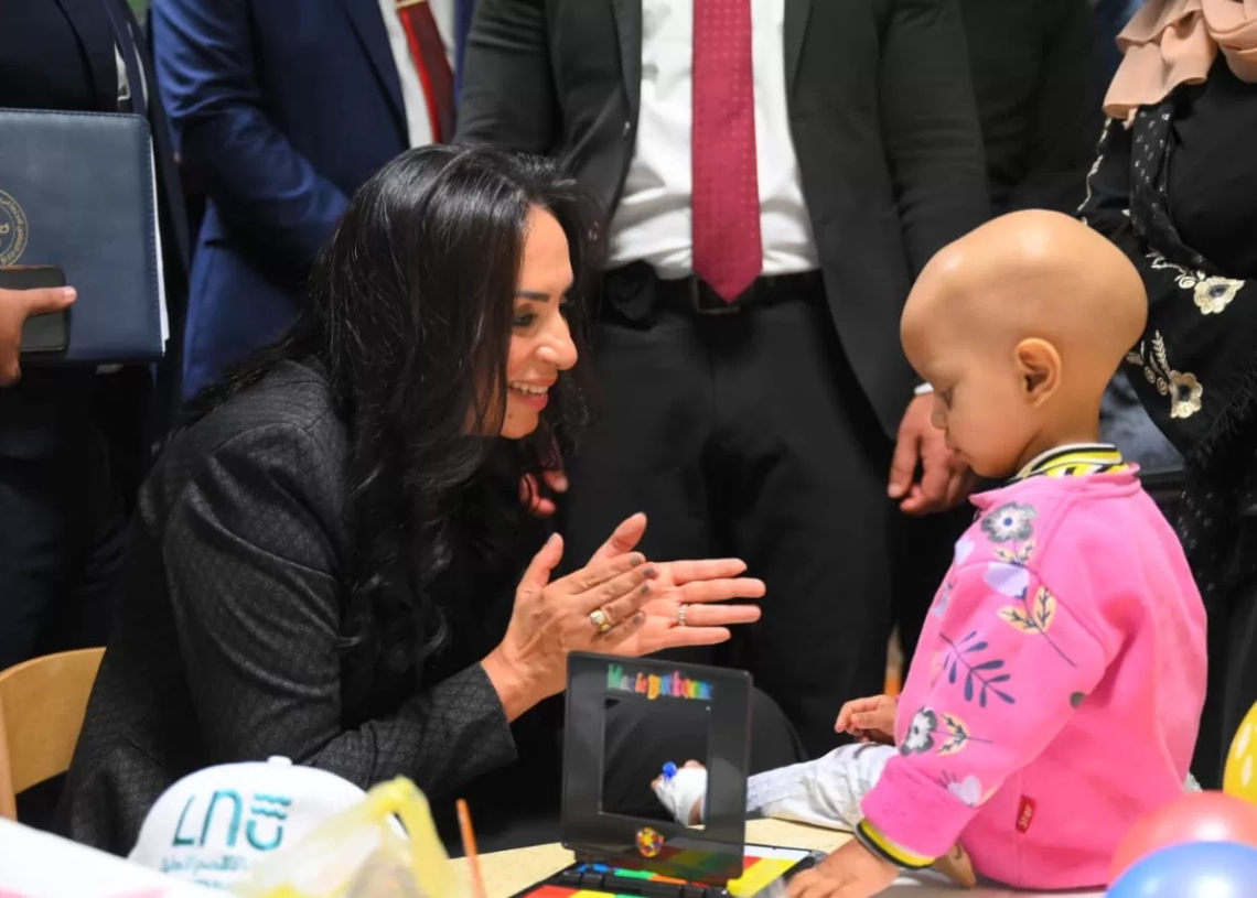 وزيرة التضامن تلتقي المرضى بمستشفى شفاء الأورمان بطيبة 16 - جريدة المساء وزيرة التضامن مع مريضة سرطان