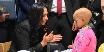 وزيرة التضامن تلتقي المرضى بمستشفى شفاء الأورمان بطيبة 1 - جريدة المساء وزيرة التضامن مع مريضة سرطان