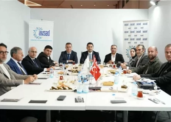 رئيس شعبة الجلود بـ غرفة القاهرة يبحث مع الاتحاد العربي للصناعات الجلدية بتركيا تعزيز التعاون