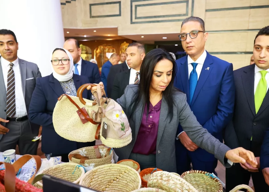 وزيرة التضامن ومحافظ الفيوم يتفقدان معرض "كنزي" للحرف اليدوية والتراثية 35 - جريدة المساء