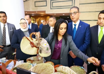 وزيرة التضامن ومحافظ الفيوم يتفقدان معرض "كنزي" للحرف اليدوية والتراثية 30 - جريدة المساء