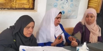 محافظ أسوان يتابع نتائج القافلة الطبية بقرية الطويسة 2 - جريدة المساء محافظ أسوان يتابع نتائج القافلة الطبية بقرية الطويسة 1 - جريدة المساء