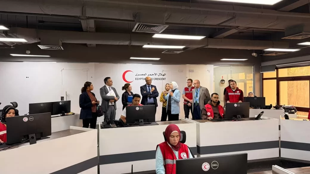 وفد الصحة العالمية خلال زيارته للهلال الأحمر