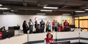 وفد الصحة العالمية خلال زيارته للهلال الأحمر
