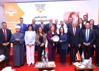 وزيرة التضامن تكرم "غادة والى" وتهديها درع صندوق مكافحة الإدمان 23 - جريدة المساء