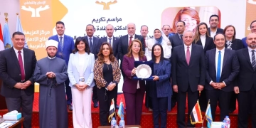 وزيرة التضامن تكرم "غادة والى" وتهديها درع صندوق مكافحة الإدمان 1 - جريدة المساء