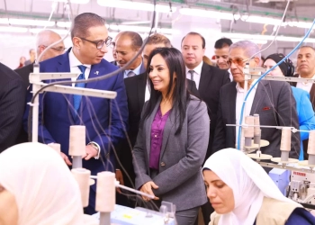 وزيرة التضامن تتفقد مصنع الغزل والنسيج بمصنع العزب بالفيوم 18 - جريدة المساء