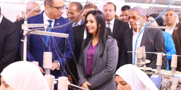 وزيرة التضامن تتفقد مصنع الغزل والنسيج بمصنع العزب بالفيوم 1 - جريدة المساء