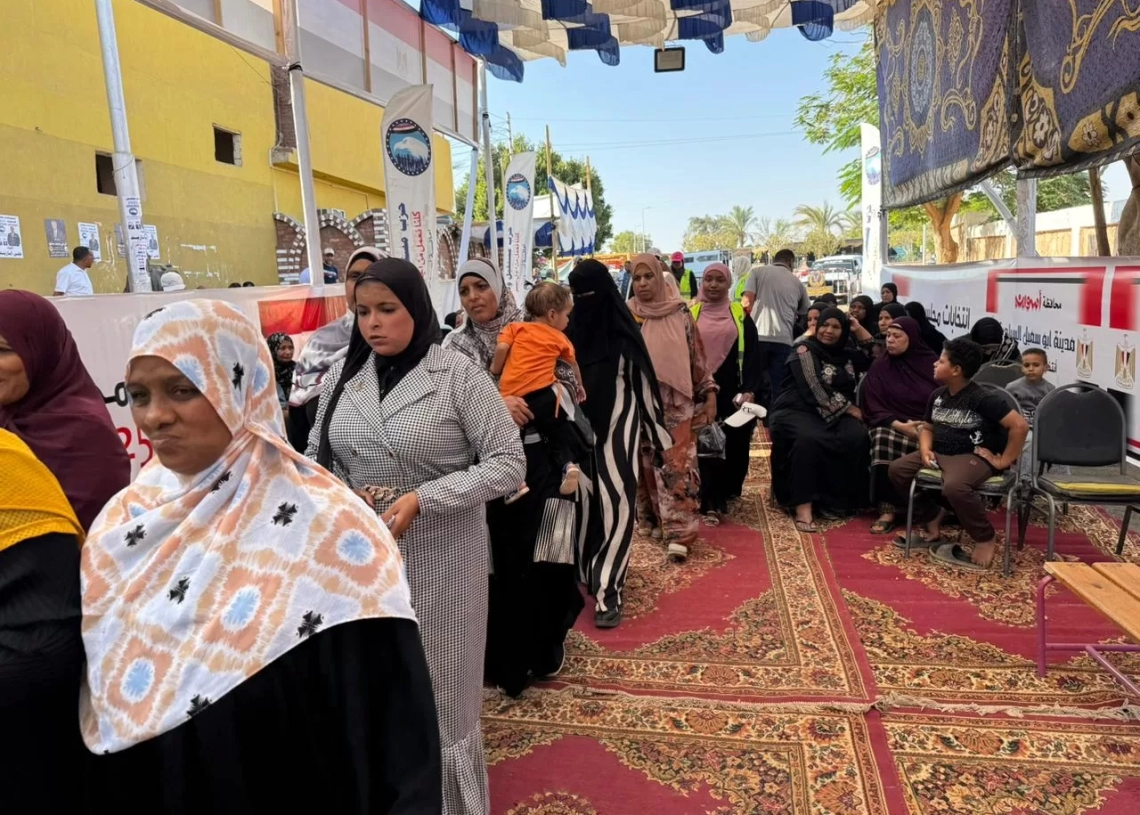 اقبال كبير من الناخبين على انتخابات مجلس النواب في مدينة أبوسمبل السياحية 17 - جريدة المساء