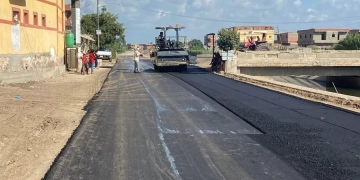 محافظ كفرالشيخ يتابع أعمال رصف طريق بشلا بالرياض 1 - جريدة المساء