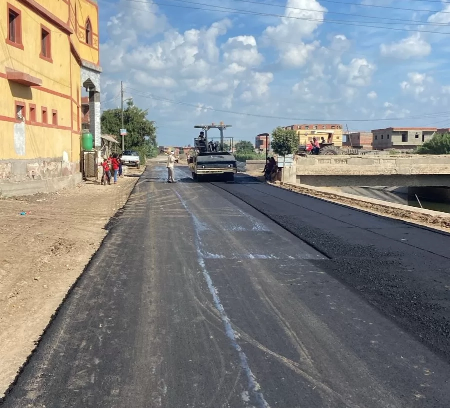 محافظ كفرالشيخ يتابع أعمال رصف طريق بشلا بالرياض 18 - جريدة المساء