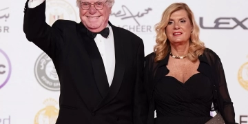 حسين فهمي في حفل ختام القاهرة السينمائي: قوة السينما في إبقاء الحقيقة حيّة  1 - جريدة المساء