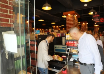 محافظ أسوان يقود جولات ميدانية مفاجئة لضبط الأسواق 17 - جريدة المساء