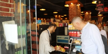 محافظ أسوان يقود جولات ميدانية مفاجئة لضبط الأسواق 1 - جريدة المساء