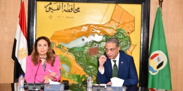 محافظ الفيوم ونائب وزير الاتصالات يناقشان خطة تحويل المحافظة إلى رقمية 1 - جريدة المساء