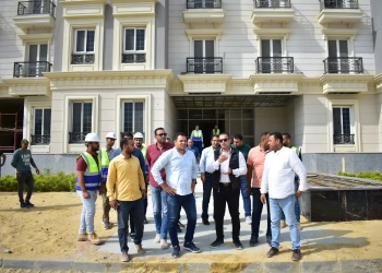 رئيس مدينة العلمين الجديدة يتفقد ميدان C8 وعمارات زون 1 بالحي اللاتيني 17 - جريدة المساء