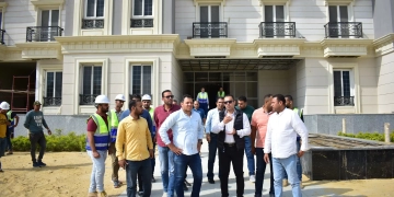 رئيس مدينة العلمين الجديدة يتفقد ميدان C8 وعمارات زون 1 بالحي اللاتيني 1 - جريدة المساء