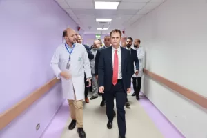 مستشفى زايد التخصصي بستقبل وزير الدولة البريطاني لشؤون الشرق الأوسط لدعم الأزمة في غزة وعلاج المصابين الفلسطينيين 21 - جريدة المساء