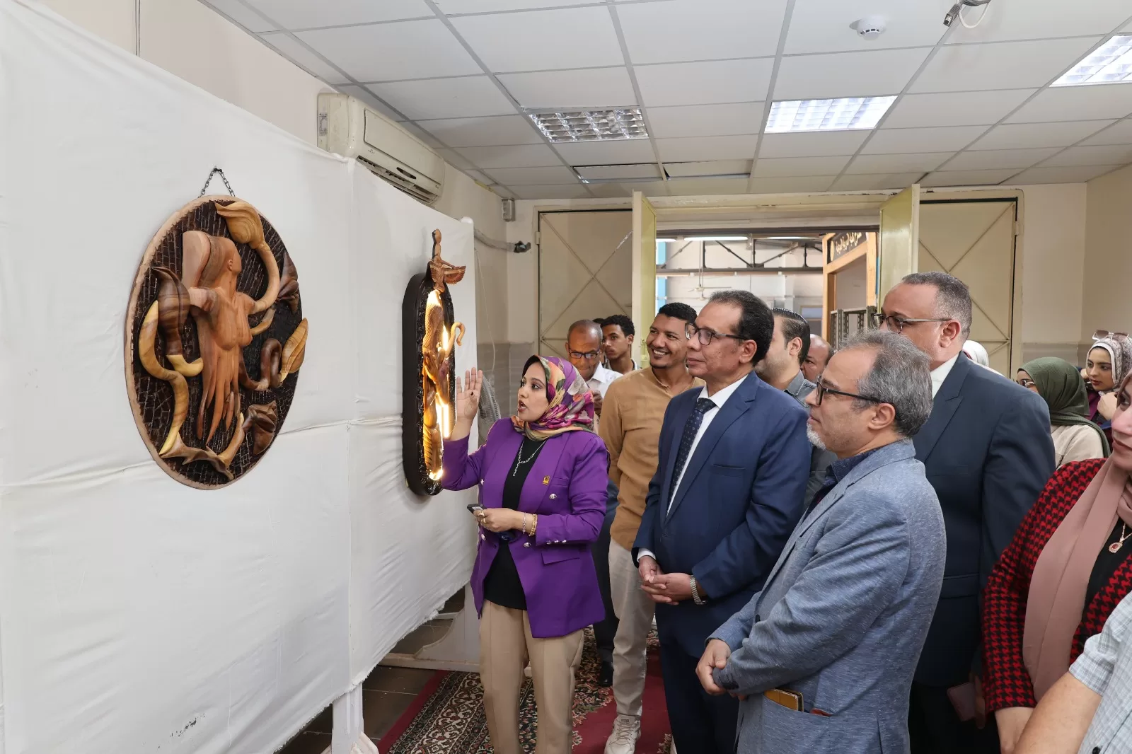 افتتاح معرض"فن أشغال الخشب" بالتربية النوعية جامعة قنا 20 - جريدة المساء