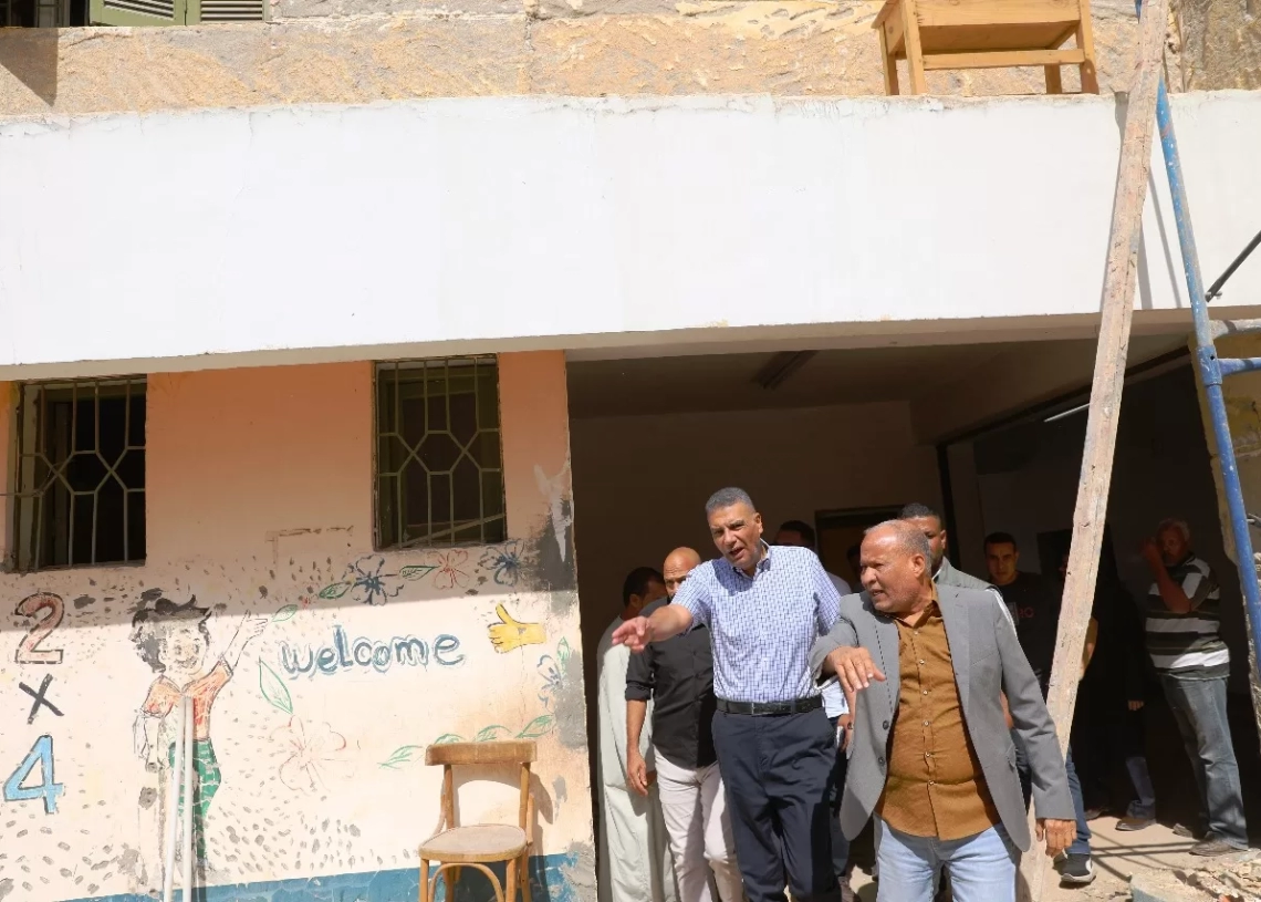 محافظ أسوان يفاجئ العاملين بمدرسة أحمد أبا زيد الرسمية للغات .. ويوجه بسرعة إنهاء التطوير فى 30 نوفمبر لدخولها الخدمة 19 - جريدة المساء