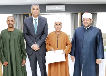 محافظ أسوان يكرم "زياد خميس" أول الجمهورية فى مسابقة القرآن الكريم 19 - جريدة المساء