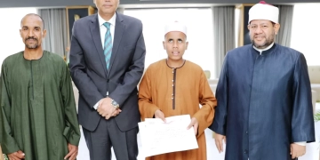 محافظ أسوان يكرم "زياد خميس" أول الجمهورية فى مسابقة القرآن الكريم 2 - جريدة المساء محافظ أسوان يكرم "زياد خميس" أول الجمهورية فى مسابقة القرآن الكريم 1 - جريدة المساء