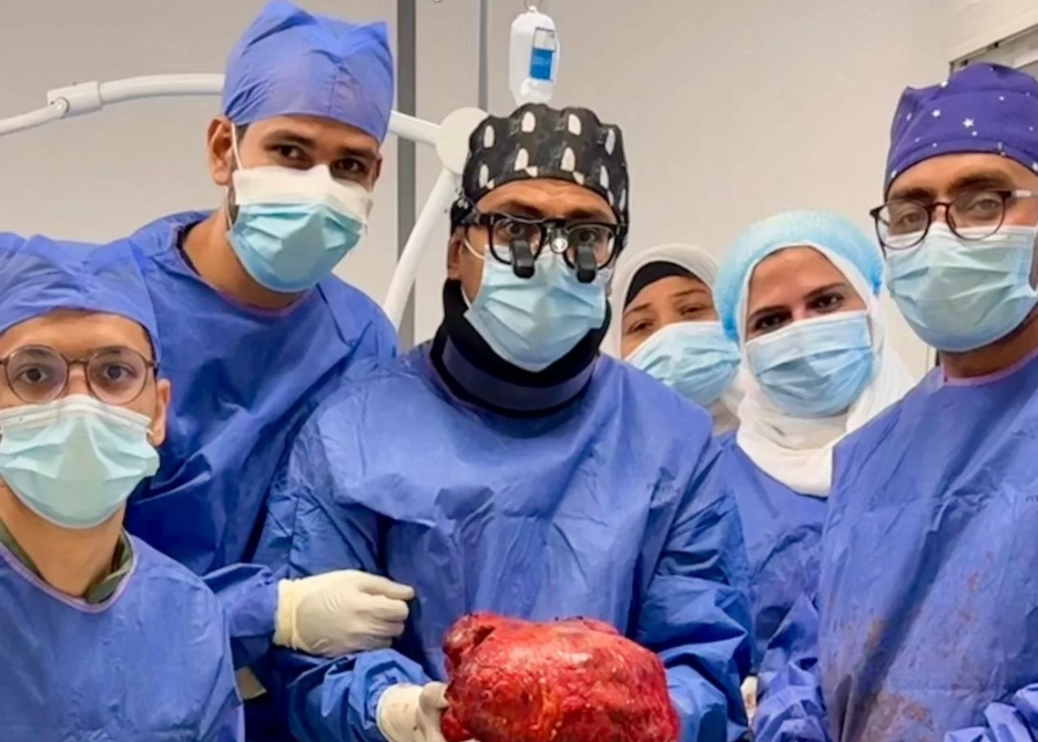 هيئة الرعاية الصحية:نجاح عملية دقيقة ونادرة لاستئصال ورم ضخم يزن 6 كجم من جدار الصدر بمستشفى السلام ببورسعيد 18 - جريدة المساء