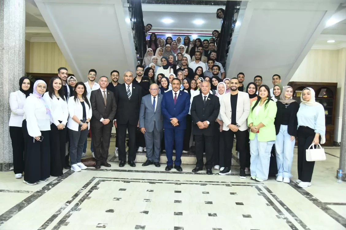 محافظ مطروح يلتقي طلاب الفرقة الرابعة قسم العمارة بكلية الفنون الجميلة جامعة الإسكندرية 18 - جريدة المساء