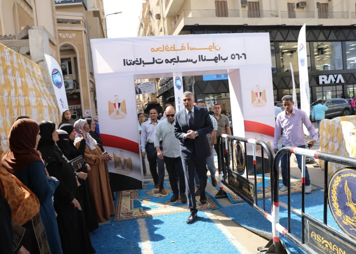 محافظ أسوان والرموز الدينية فى مظاهرة حب لحث الناخبين على المشاركة الإيجابية أثناء تفقده للجان إنتخابات مجلس النواب 17 - جريدة المساء