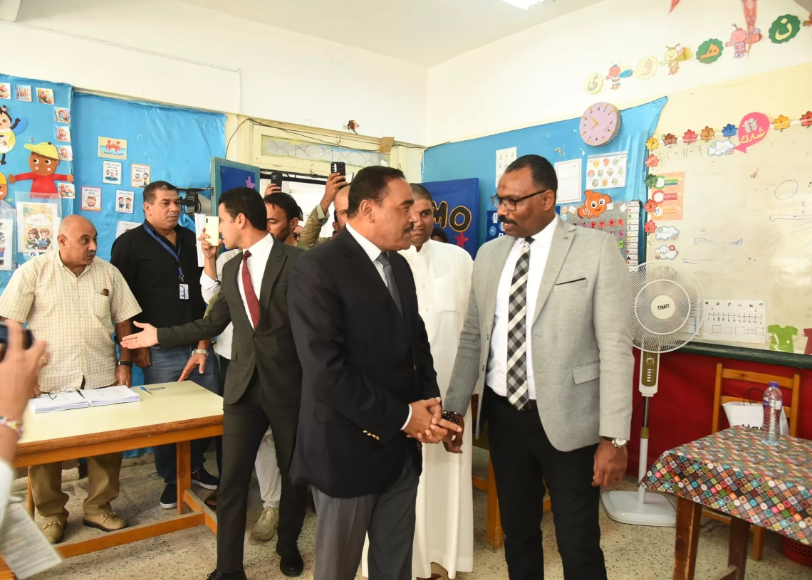 محافظ مطروح يتفقد سير العملية الانتخابية بعدد من اللجان 20 - جريدة المساء محافظ مطروح يتفقد سير العملية الانتخابية بعدد من اللجان 19 - جريدة المساء