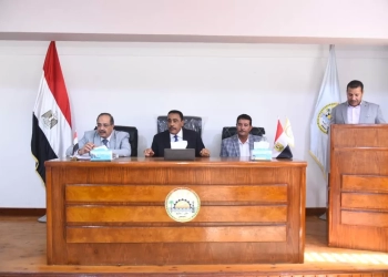 محافظ مطروح يسلم  ٢٤ نموذج ٨ للتصالح على مخالفات المبانى بالعلمين 33 - جريدة المساء